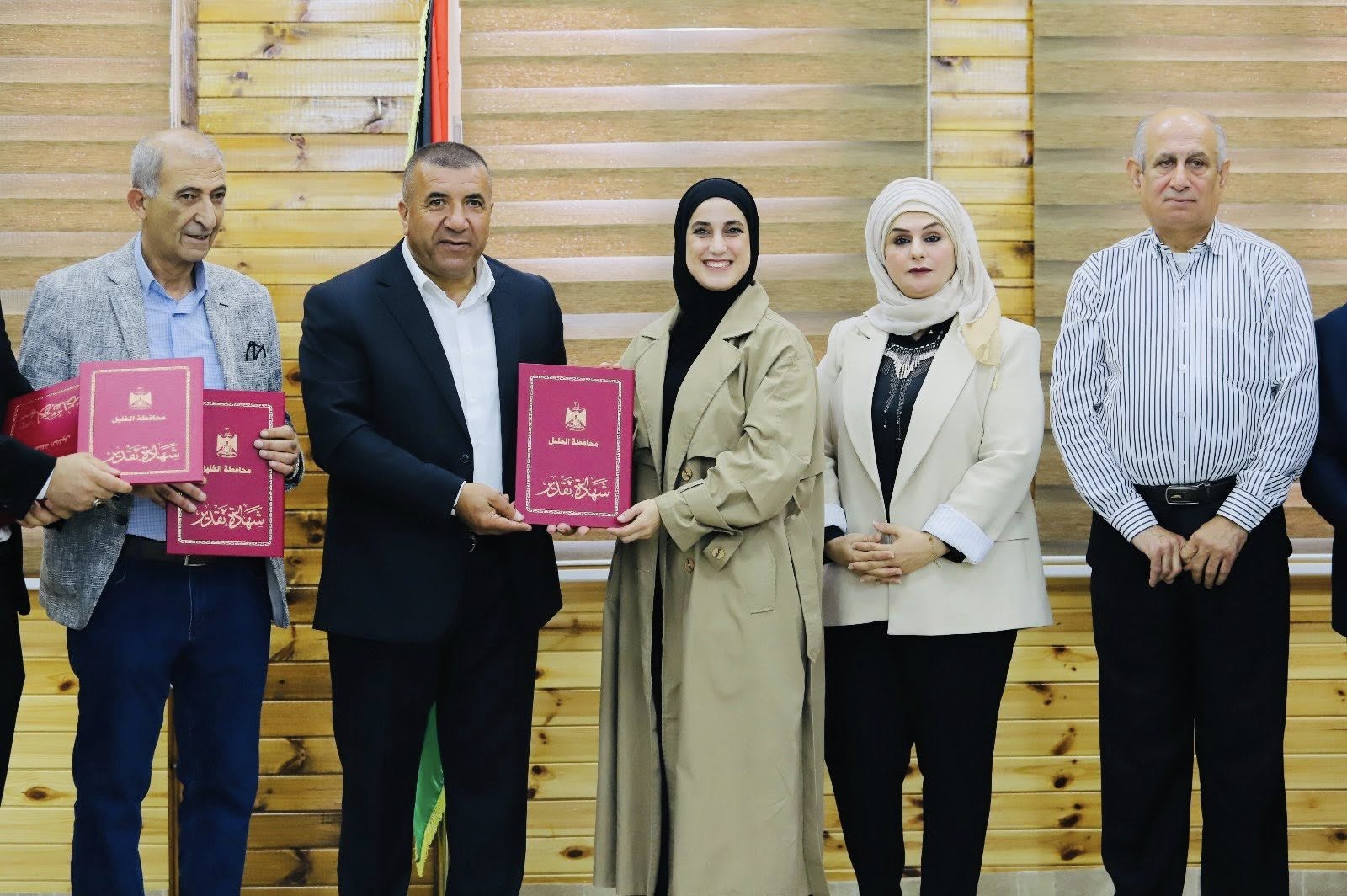 محافظ محافظة الخليل يكرِّم المتطوّعين تقديرًا لجهودهم في خدمة المجتمع