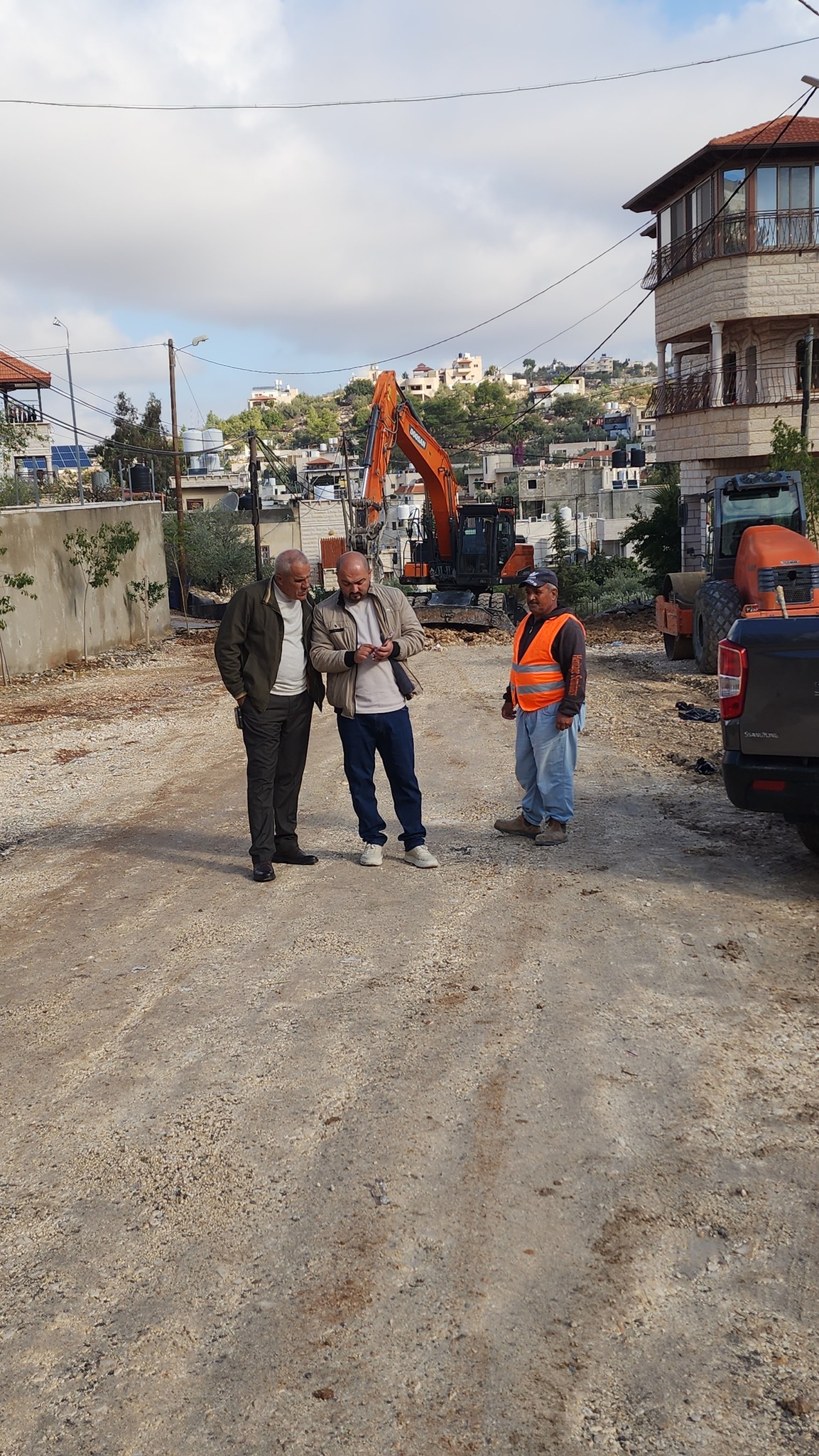 بلدية صوريف تبدأ أعمال تعبيد شارع القرنة 