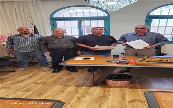 بلدية صوريف توقع اتفاقية لتنفيذ مشروع تأهيل وتعبيد طريق شعب البردويل – واد قلافة