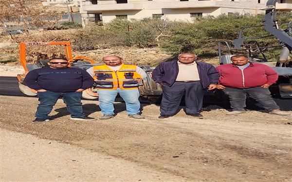 بلدية صوريف تنفذ اعمال تأهيل وتعبيد طريق شعب البردويل ووادي قلافة
